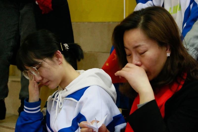 成人礼上，长沙市实验中学的同学们抱着妈妈哭了